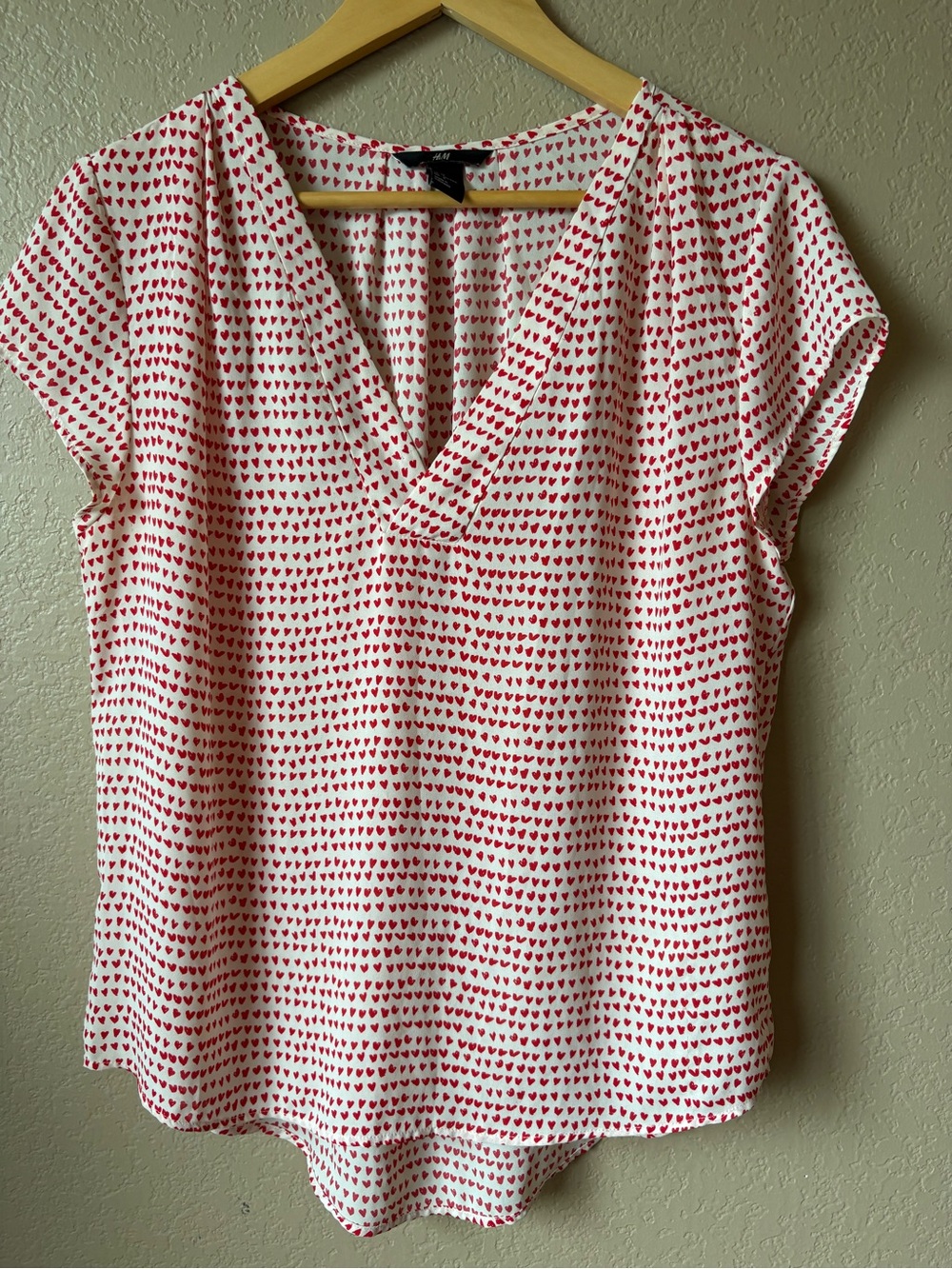 H&M Women's Size 8 Short Sleeve Blouse White Red Hearts V Neck